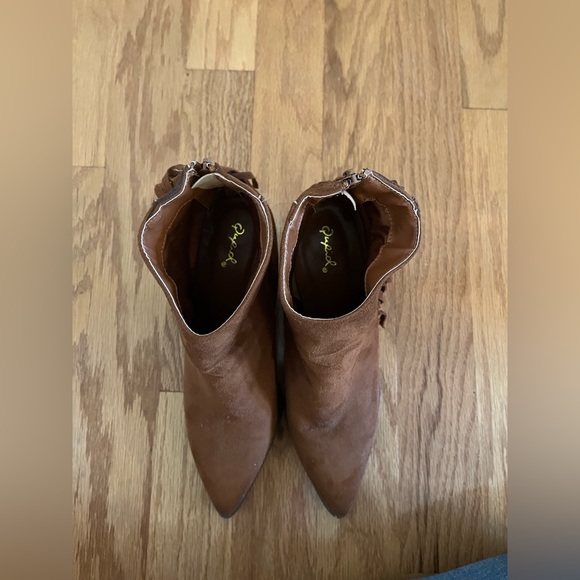 Qupid. Brown Suede Fringe Boots. Size 10. - Picture 9 of 9